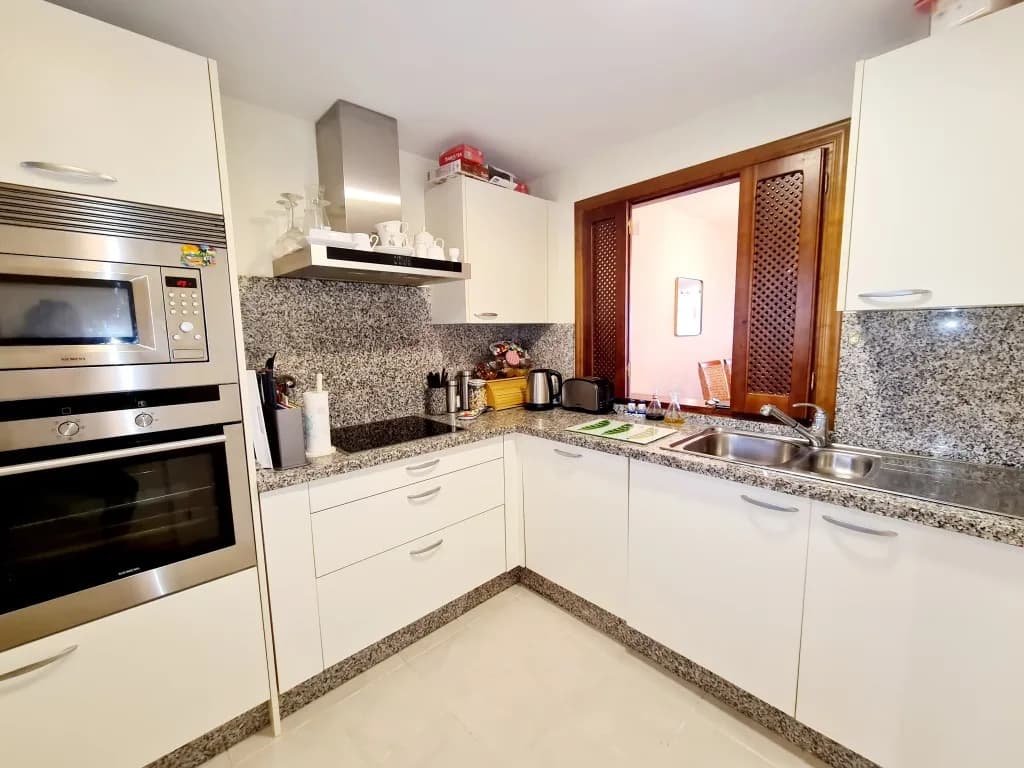 2 Bedroom Middle Floor Apartment for Sale in New Golden Mile, Málaga - Image 5