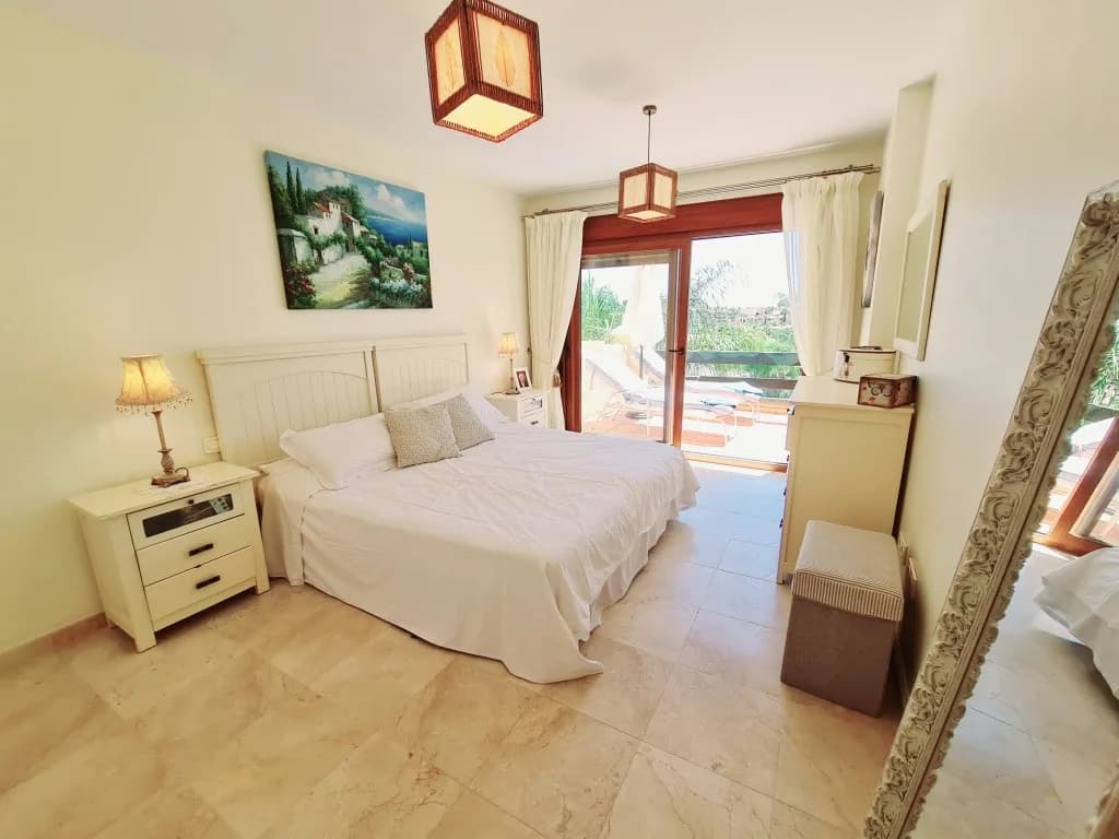 2 Bedroom Middle Floor Apartment for Sale in New Golden Mile, Málaga - Image 8