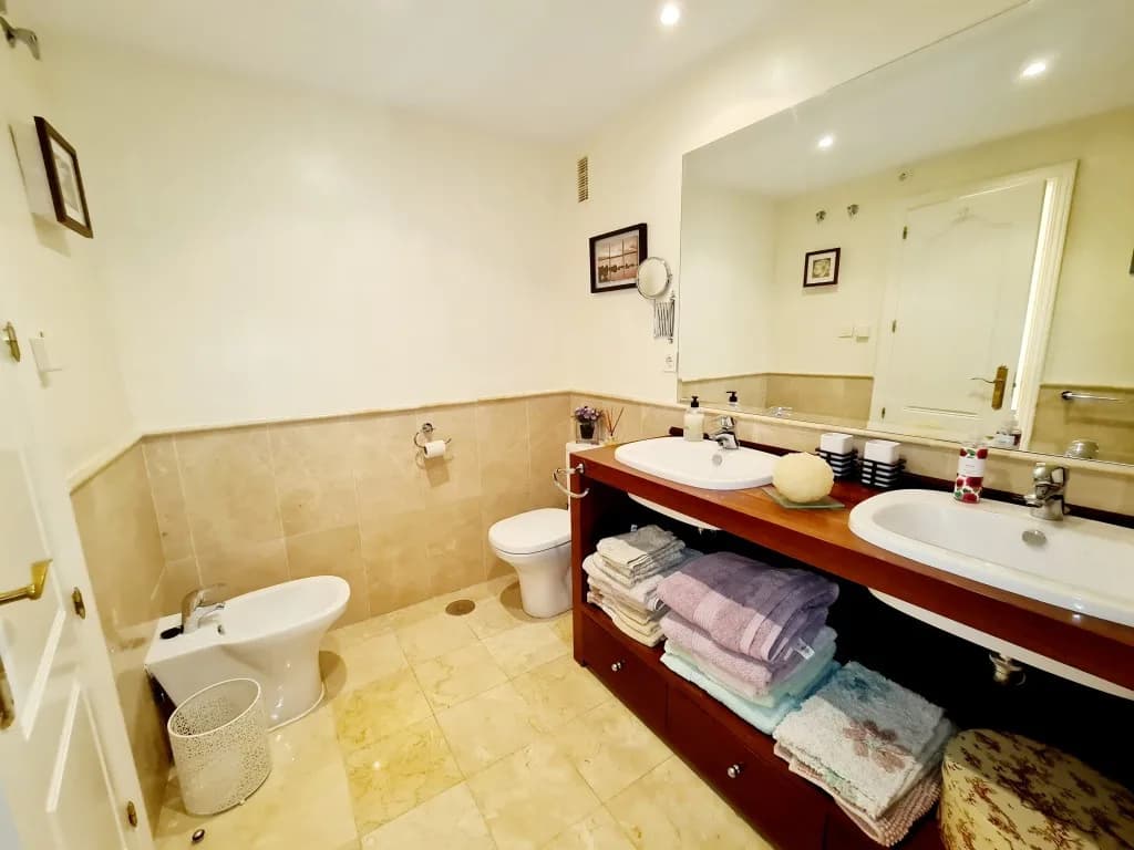 2 Bedroom Middle Floor Apartment for Sale in New Golden Mile, Málaga - Image 9