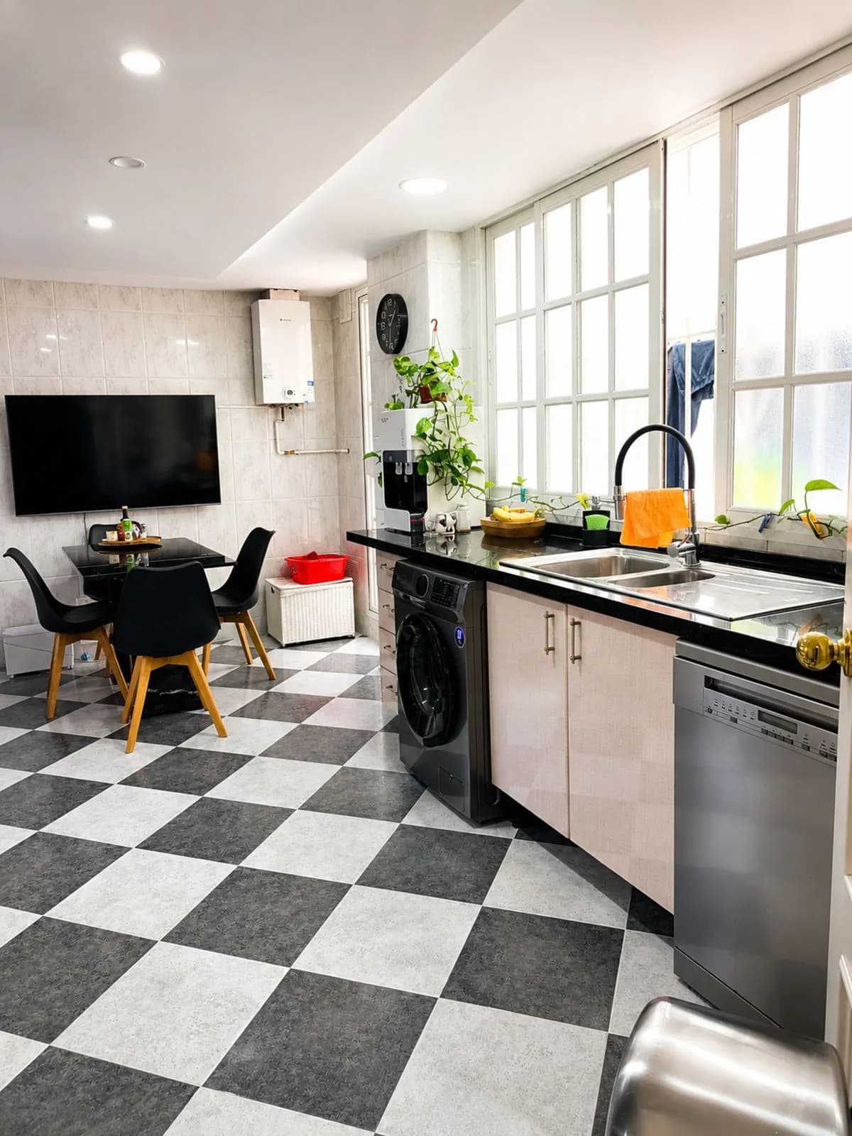 3 Bedroom Middle Floor Apartment for Sale in San Pedro de Alcántara, Málaga - Image 2