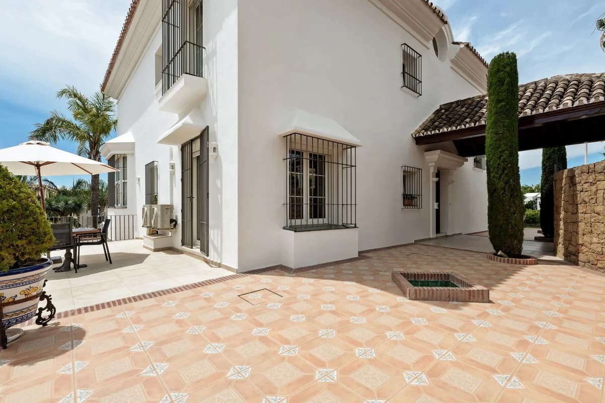 5 Bedroom Detached Villa for Sale in Sierra Blanca, Málaga - Image 5