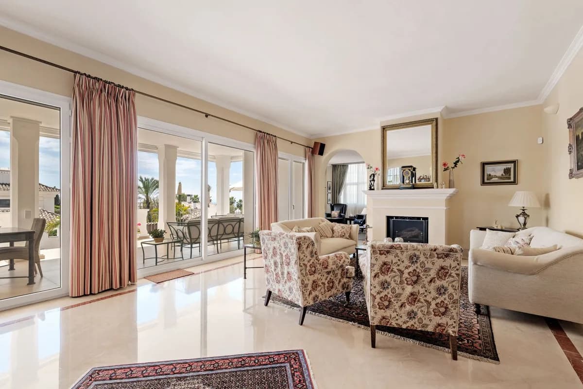 5 Bedroom Detached Villa for Sale in Sierra Blanca, Málaga - Image 8