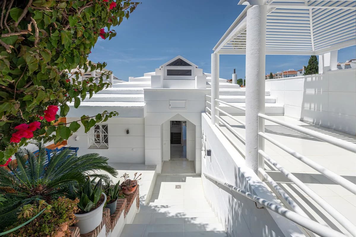 4 Bedroom Semi-Detached House for Sale in Calahonda, Málaga - Image 6