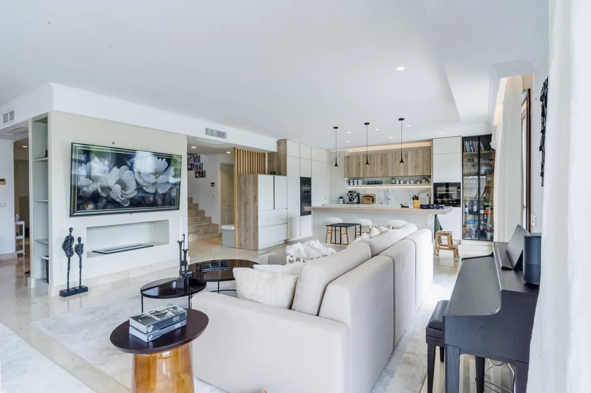 3 Bedroom Penthouse Duplex for Sale in The Golden Mile, Málaga - Image 7