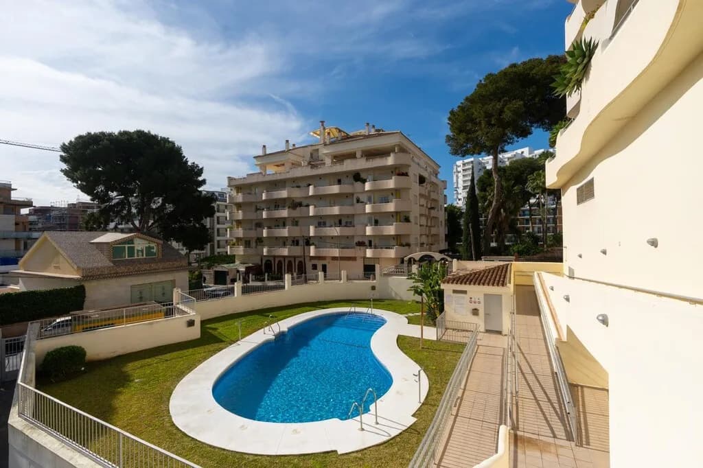 2 Bedroom Middle Floor Apartment for Sale in Benalmadena, Málaga - Image 2
