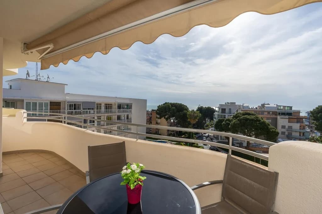 2 Bedroom Middle Floor Apartment for Sale in Benalmadena, Málaga - Image 3