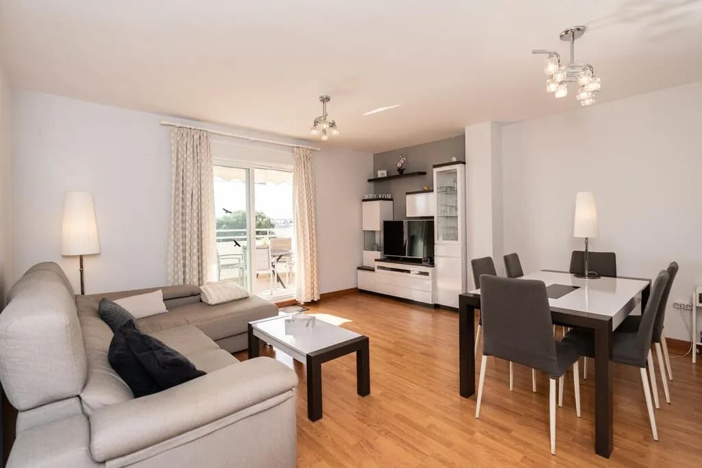 2 Bedroom Middle Floor Apartment for Sale in Benalmadena, Málaga - Image 4