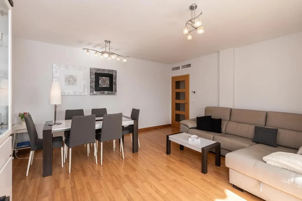 2 Bedroom Middle Floor Apartment for Sale in Benalmadena, Málaga - Image 5