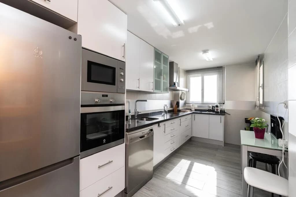 2 Bedroom Middle Floor Apartment for Sale in Benalmadena, Málaga - Image 6