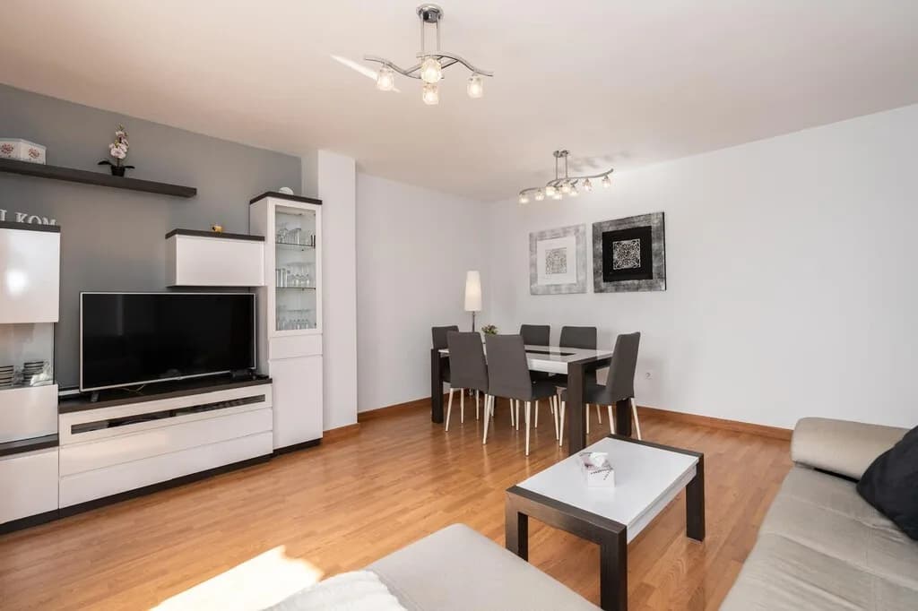 2 Bedroom Middle Floor Apartment for Sale in Benalmadena, Málaga - Image 7