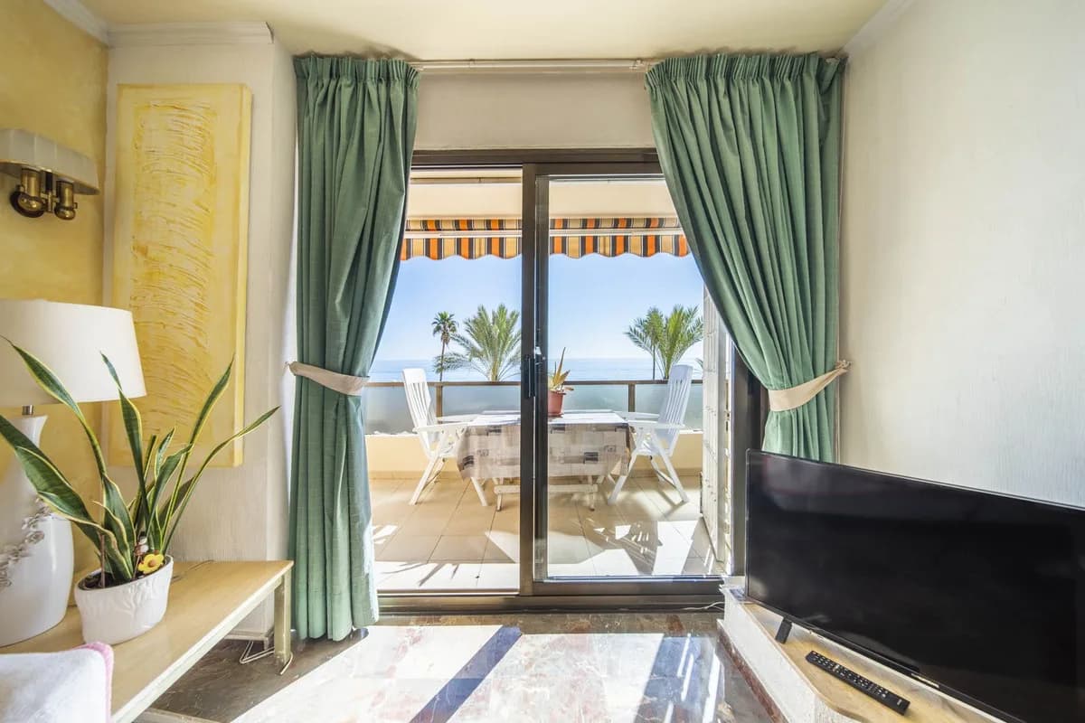 3 Bedroom Middle Floor Apartment for Sale in Fuengirola, Málaga - Image 3