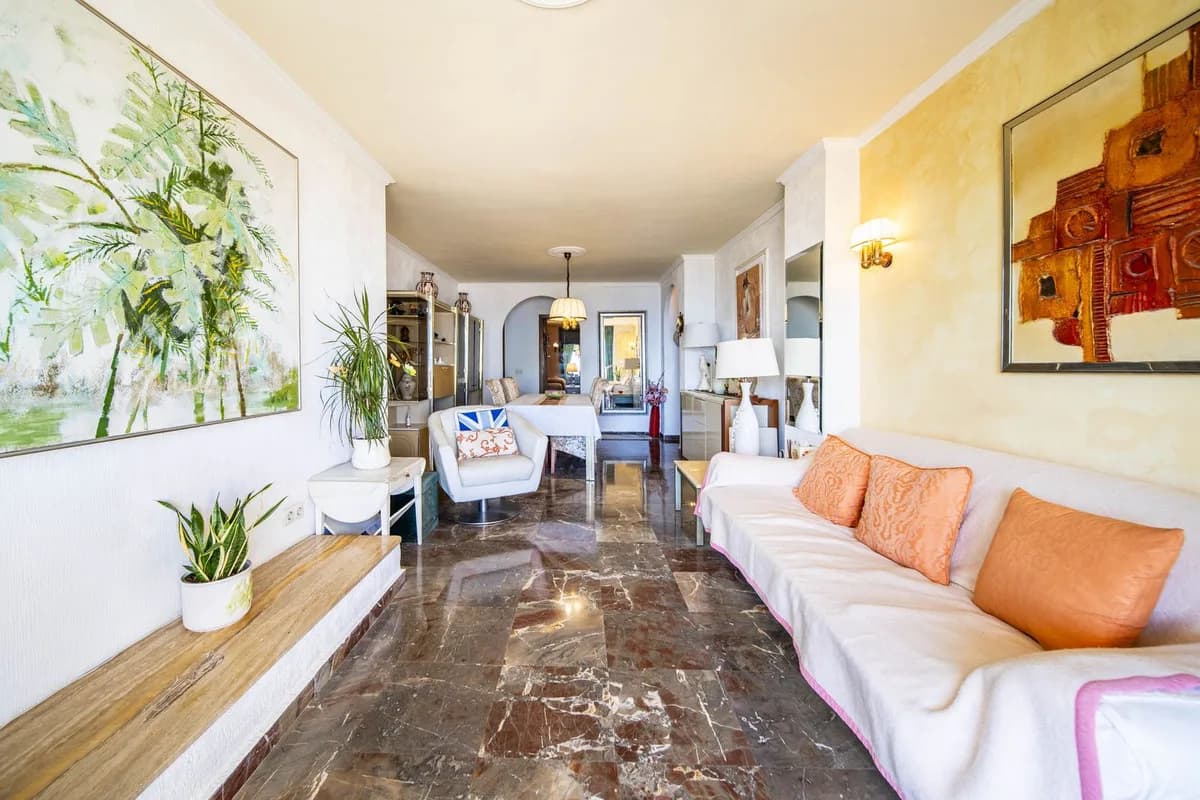 3 Bedroom Middle Floor Apartment for Sale in Fuengirola, Málaga - Image 4