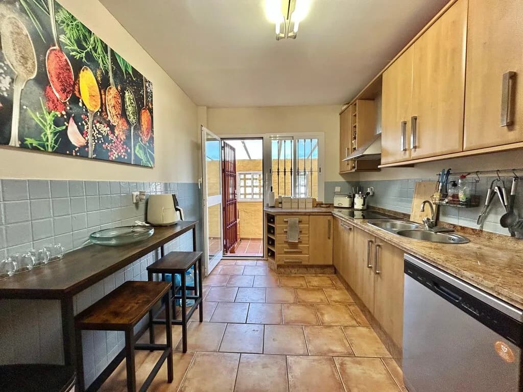 4 Bedroom Semi-Detached House for Sale in Estepona, Málaga - Image 6