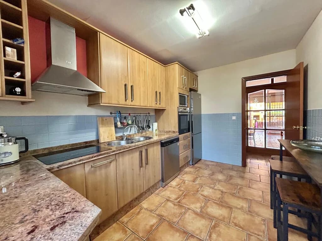 4 Bedroom Semi-Detached House for Sale in Estepona, Málaga - Image 9