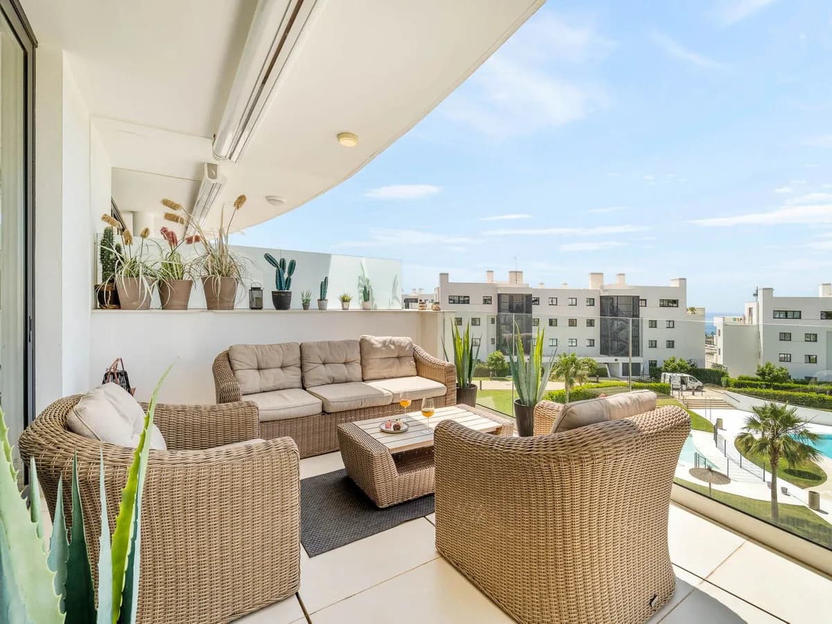2 Bedroom Middle Floor Apartment for Sale in Fuengirola, Málaga - Image 2