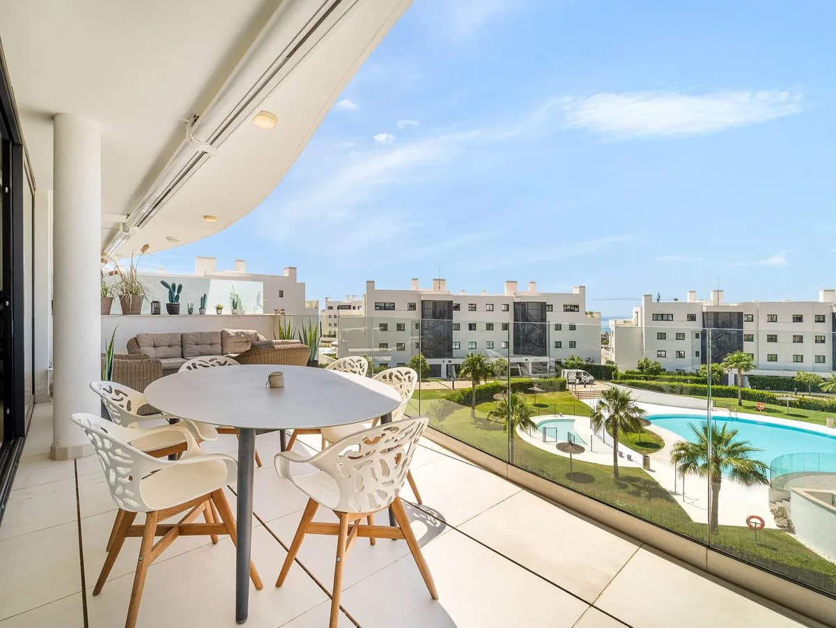 2 Bedroom Middle Floor Apartment for Sale in Fuengirola, Málaga - Image 4