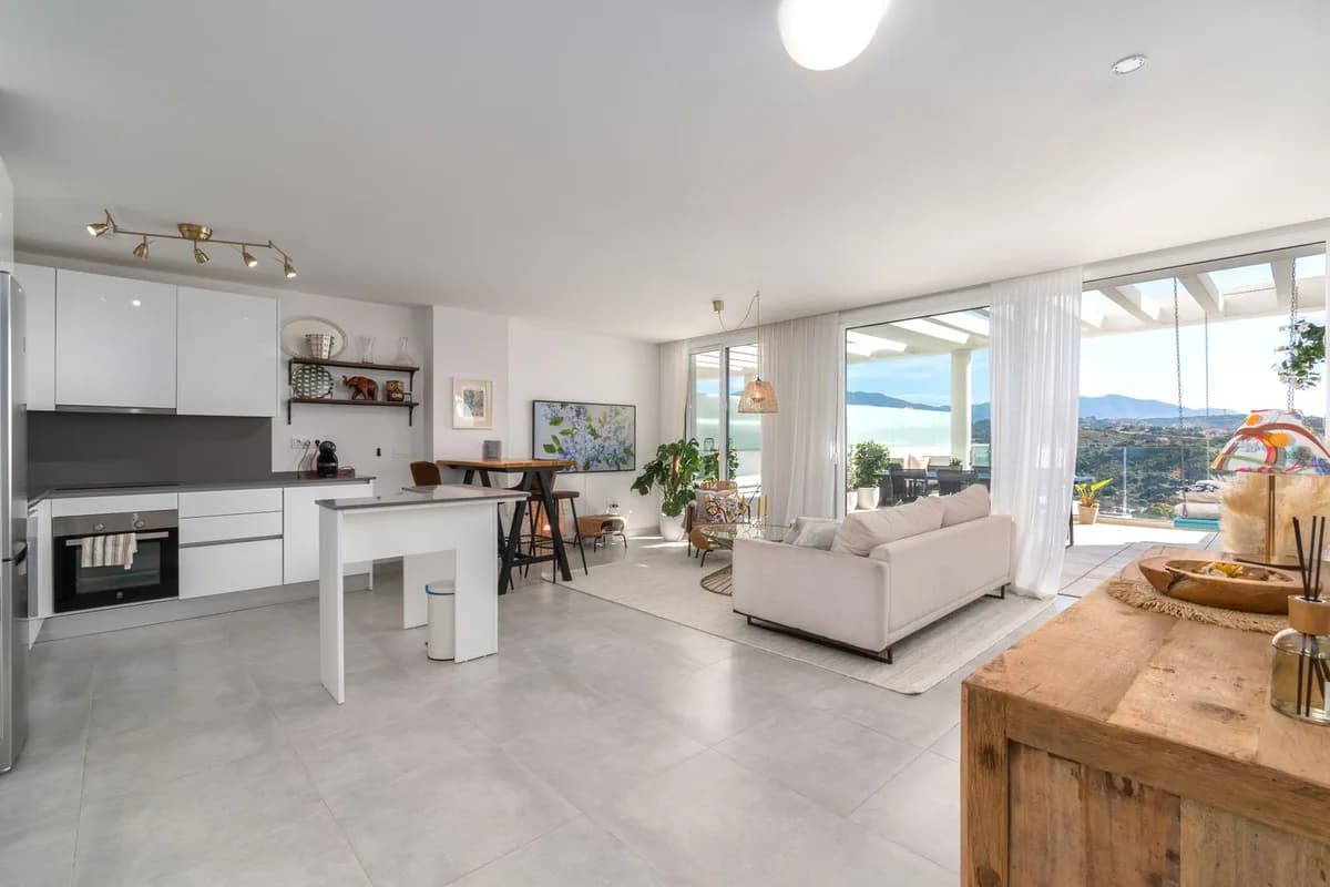 3 Bedroom Middle Floor Apartment for Sale in La Cala de Mijas, Málaga - Image 6