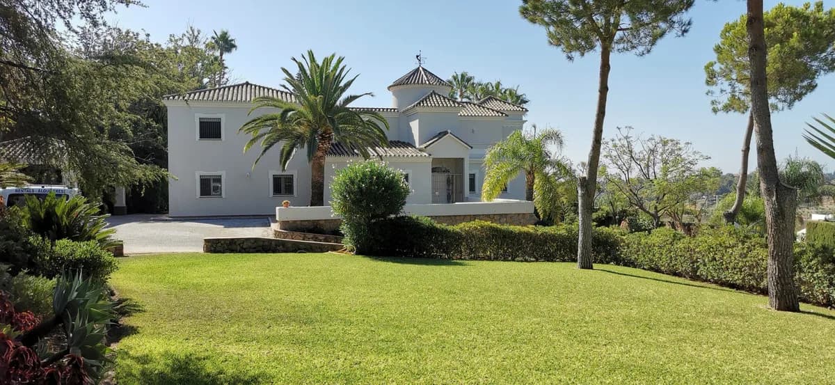 5 Bedroom Detached Villa for Sale in Estepona, Málaga