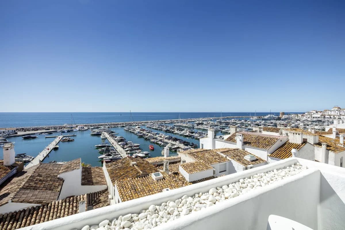 2 Bedroom Top Floor Apartment for Sale in Puerto Banús, Málaga