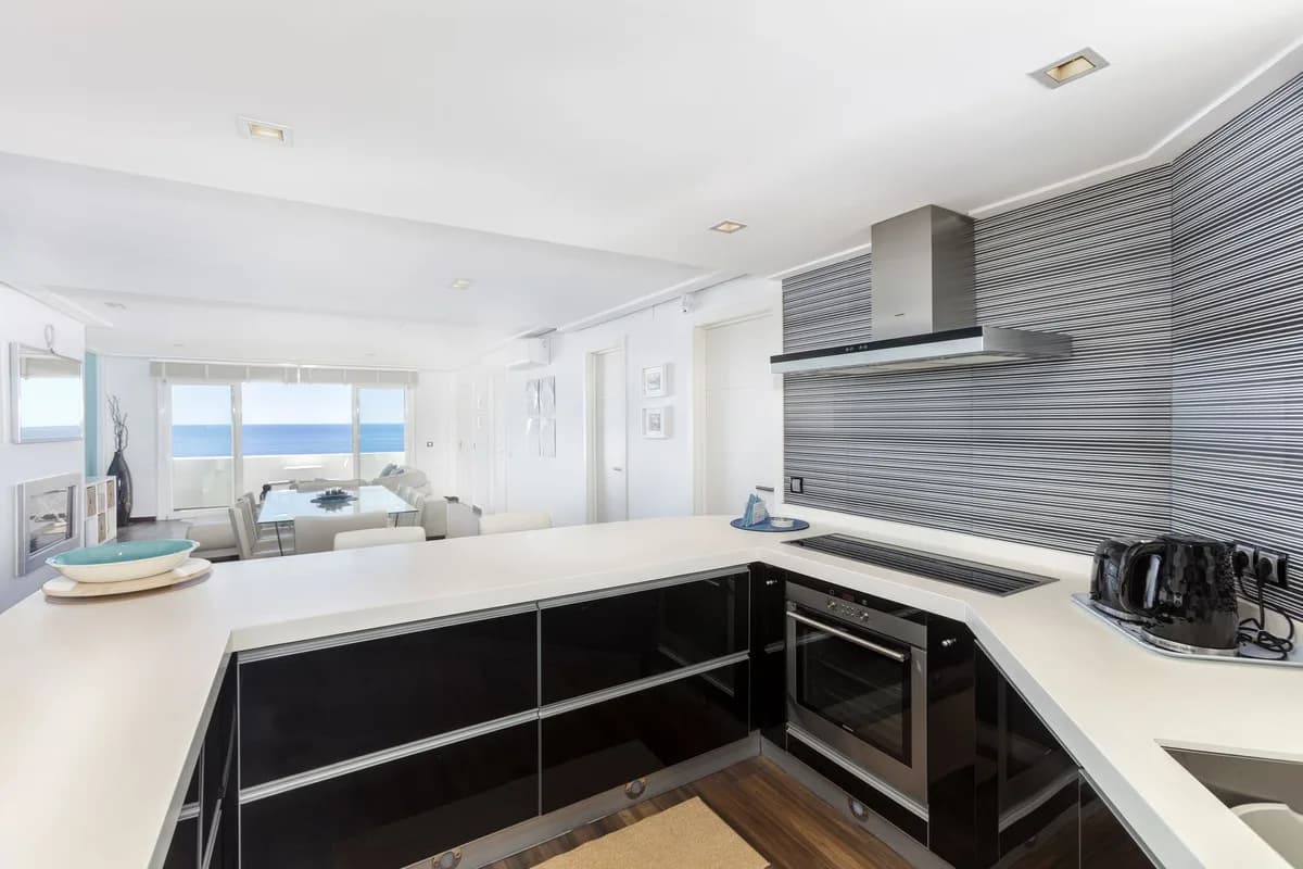 2 Bedroom Top Floor Apartment for Sale in Puerto Banús, Málaga - Image 8