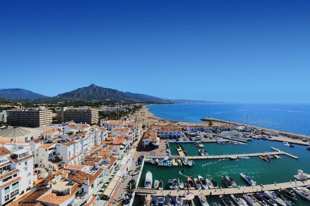 2 Bedroom Top Floor Apartment for Sale in Puerto Banús, Málaga - Image 9
