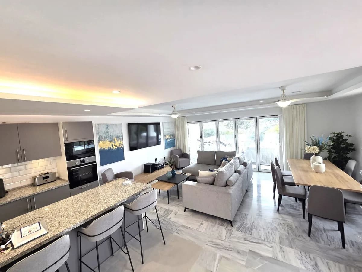 4 Bedroom Semi-Detached House for Sale in Artola, Málaga - Image 2