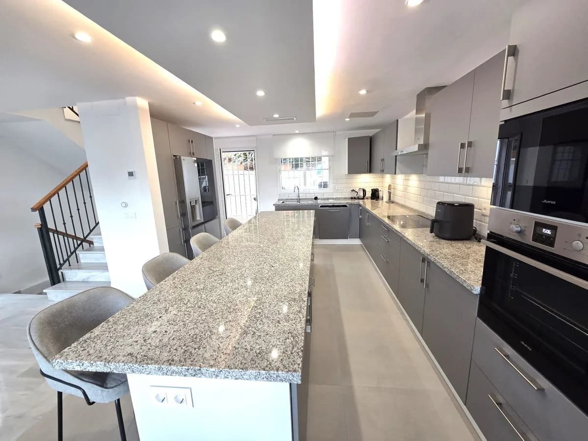 4 Bedroom Semi-Detached House for Sale in Artola, Málaga - Image 3