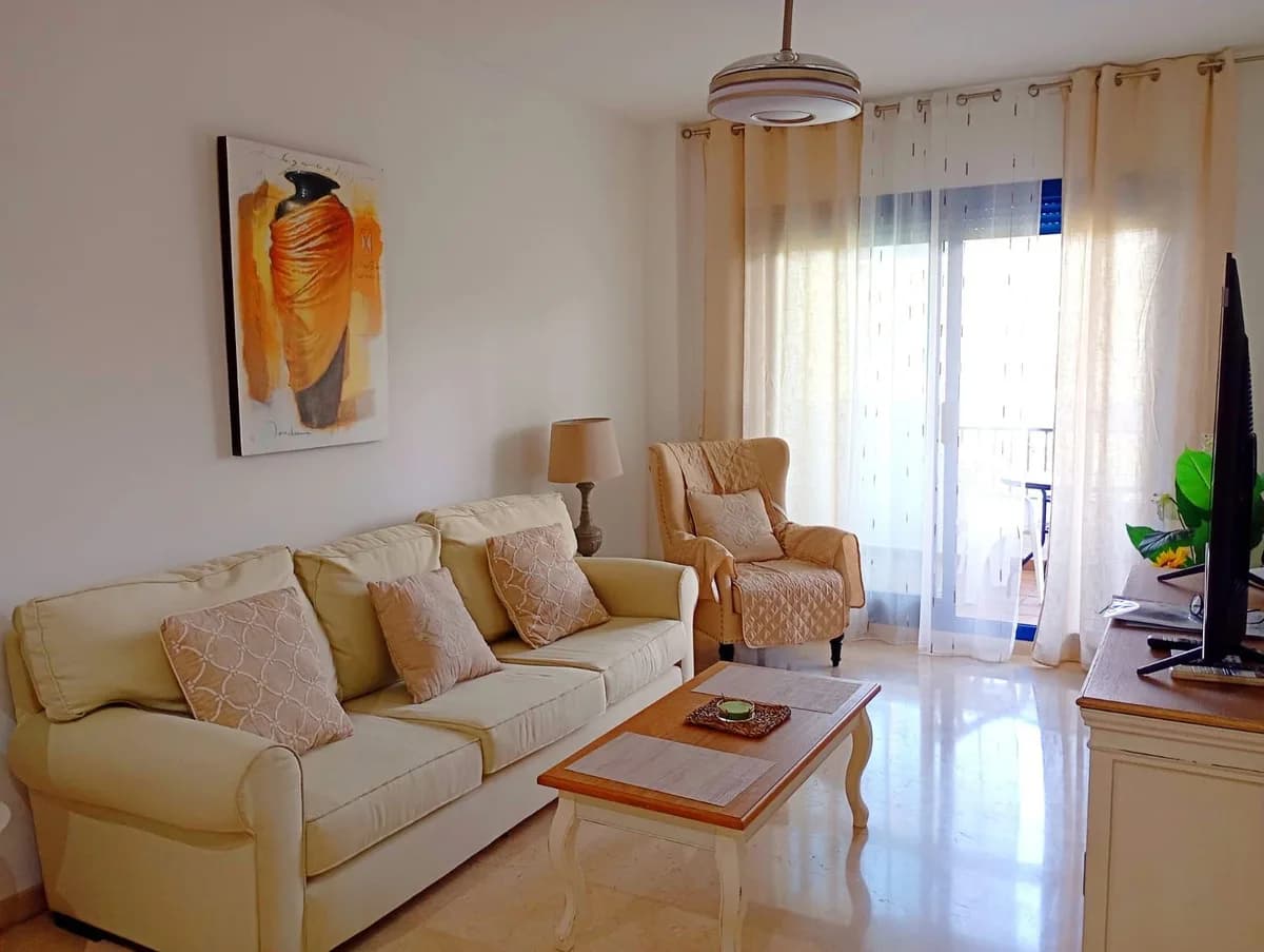 2 Bedroom Middle Floor Apartment for Sale in La Duquesa, Málaga - Image 4