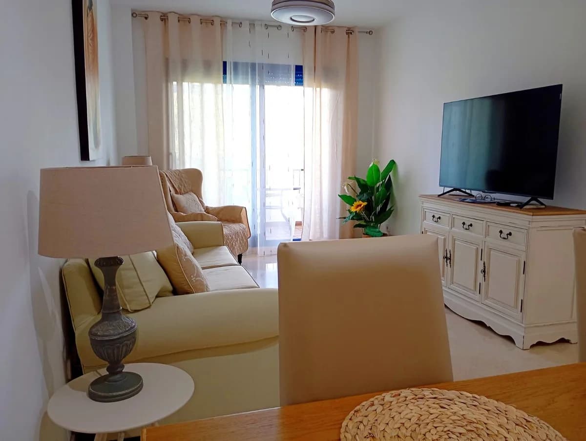 2 Bedroom Middle Floor Apartment for Sale in La Duquesa, Málaga - Image 5