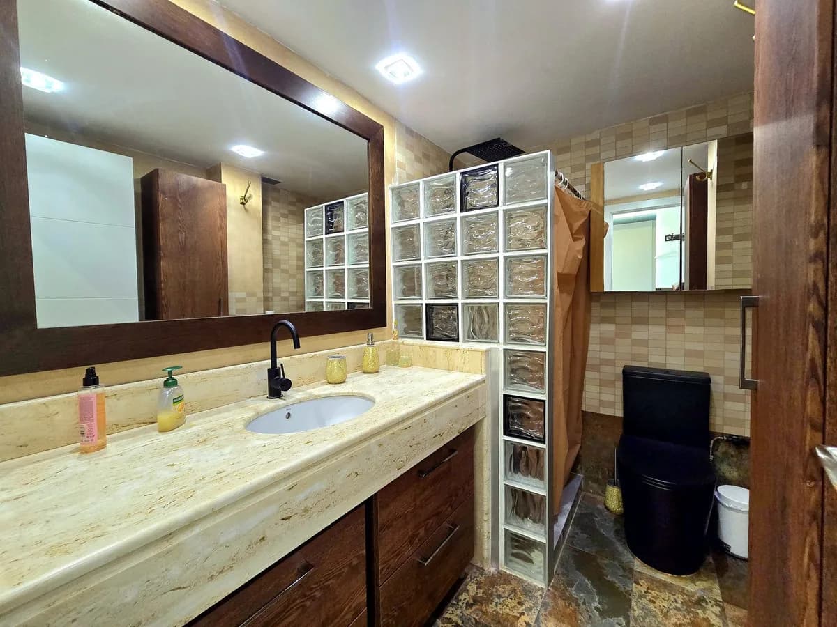 1 Bedroom Top Floor Apartment for Sale in The Golden Mile, Málaga - Image 6