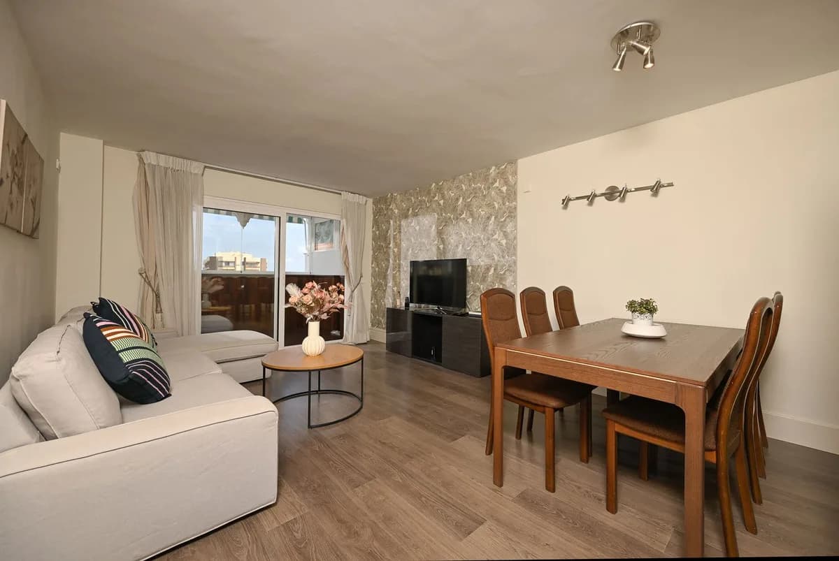 4 Bedroom Middle Floor Apartment for Sale in Fuengirola, Málaga