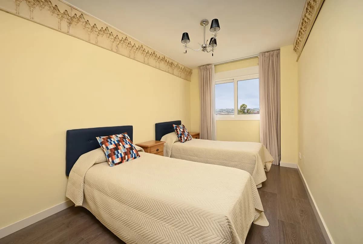 4 Bedroom Middle Floor Apartment for Sale in Fuengirola, Málaga - Image 4