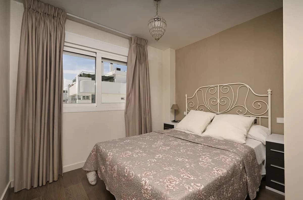4 Bedroom Middle Floor Apartment for Sale in Fuengirola, Málaga - Image 5