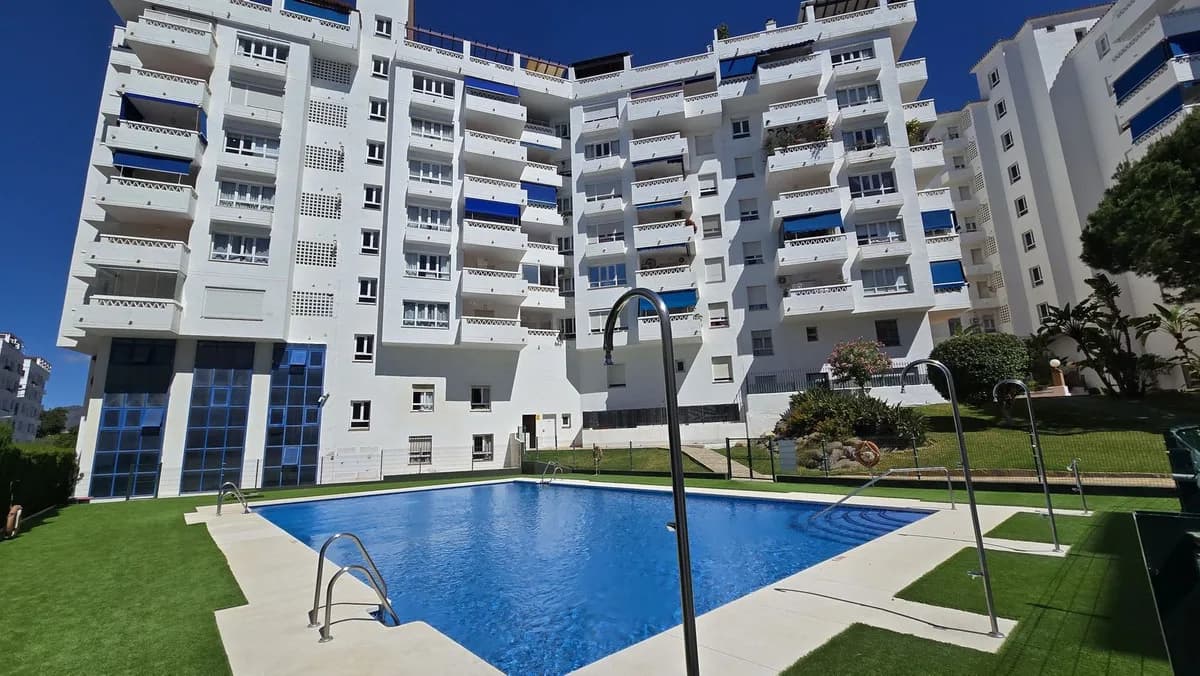 3 Bedroom Middle Floor Apartment for Sale in Nueva Andalucía, Málaga