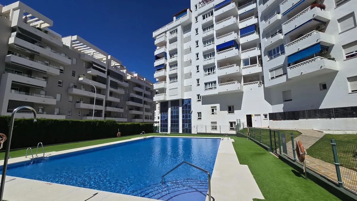 3 Bedroom Middle Floor Apartment for Sale in Nueva Andalucía, Málaga - Image 2