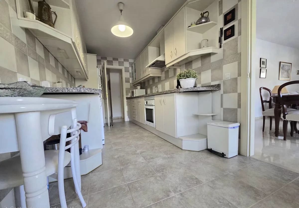 3 Bedroom Middle Floor Apartment for Sale in Fuengirola, Málaga - Image 6