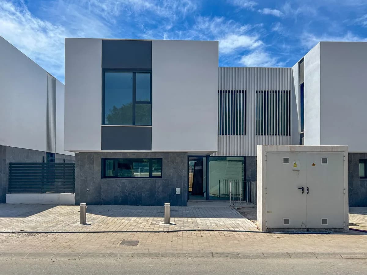 3 Bedroom Semi-Detached House for Sale in Elviria, Málaga - Image 7