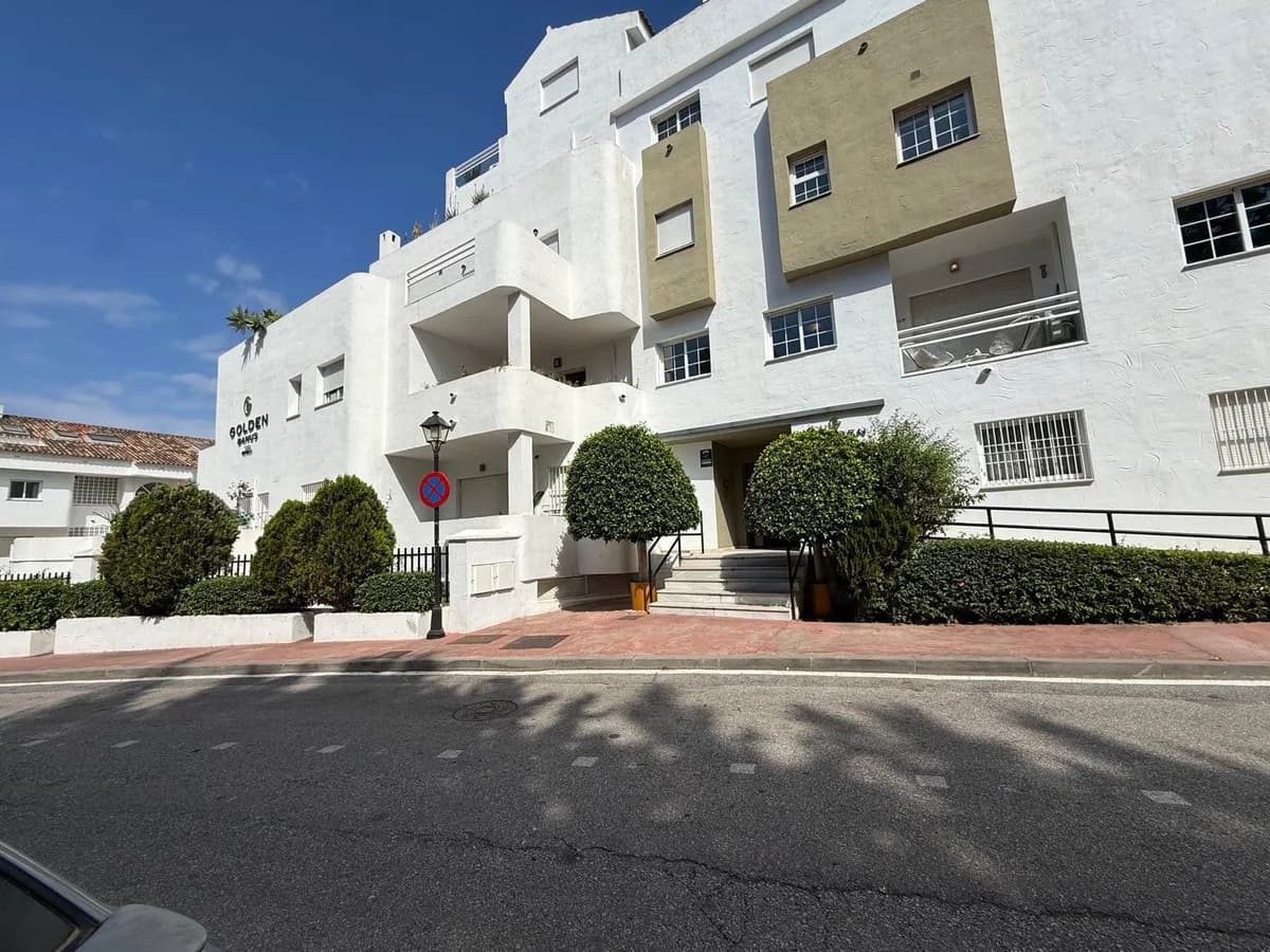1 Bedroom Middle Floor Apartment for Sale in Nueva Andalucía, Málaga - Image 3