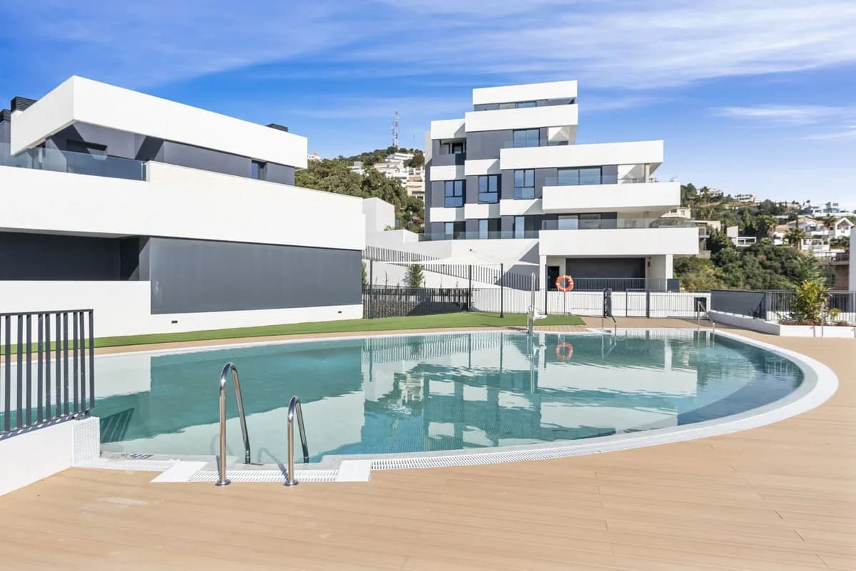 3 Bedroom Middle Floor Apartment for Sale in Altos de los Monteros, Málaga - Image 2