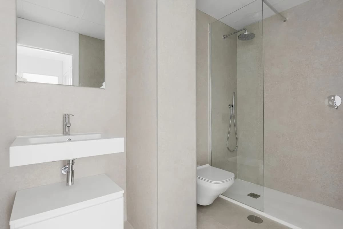 3 Bedroom Middle Floor Apartment for Sale in Altos de los Monteros, Málaga - Image 4