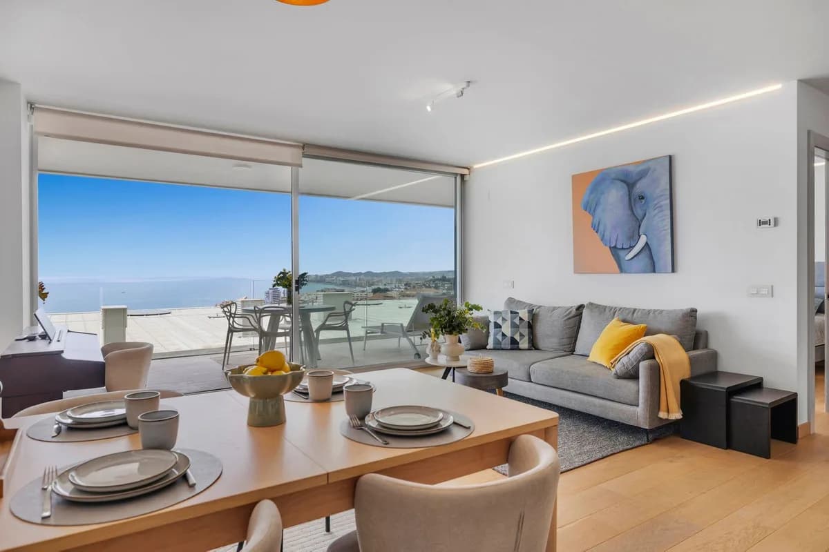 3 Bedroom Middle Floor Apartment for Sale in Fuengirola, Málaga - Image 2