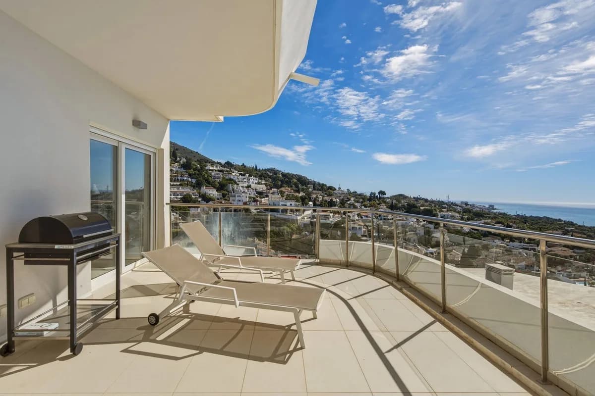 2 Bedroom Top Floor Apartment for Sale in Benalmadena Costa, Málaga - Image 2