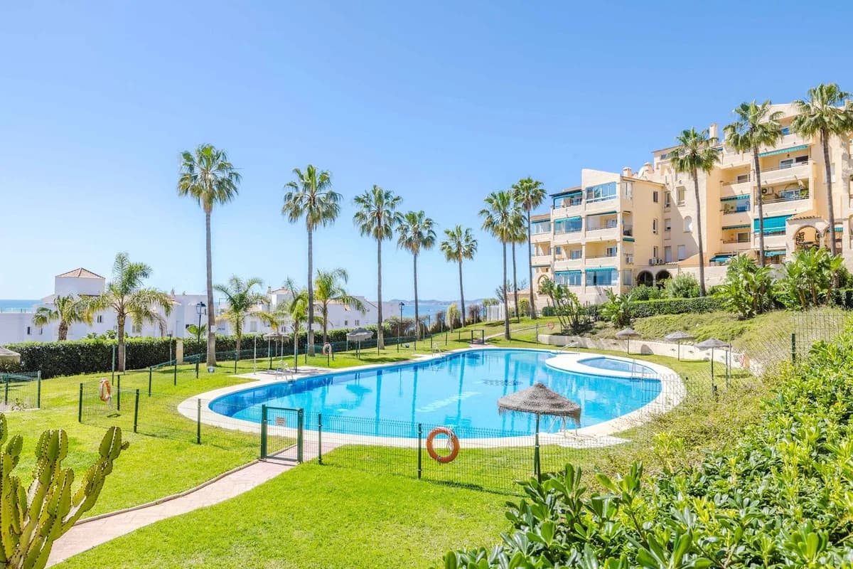 3 Bedroom Middle Floor Apartment for Sale in Benalmadena, Málaga - Image 2