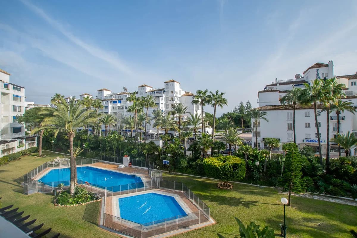3 Bedroom Middle Floor Apartment for Sale in Puerto Banús, Málaga - Image 2