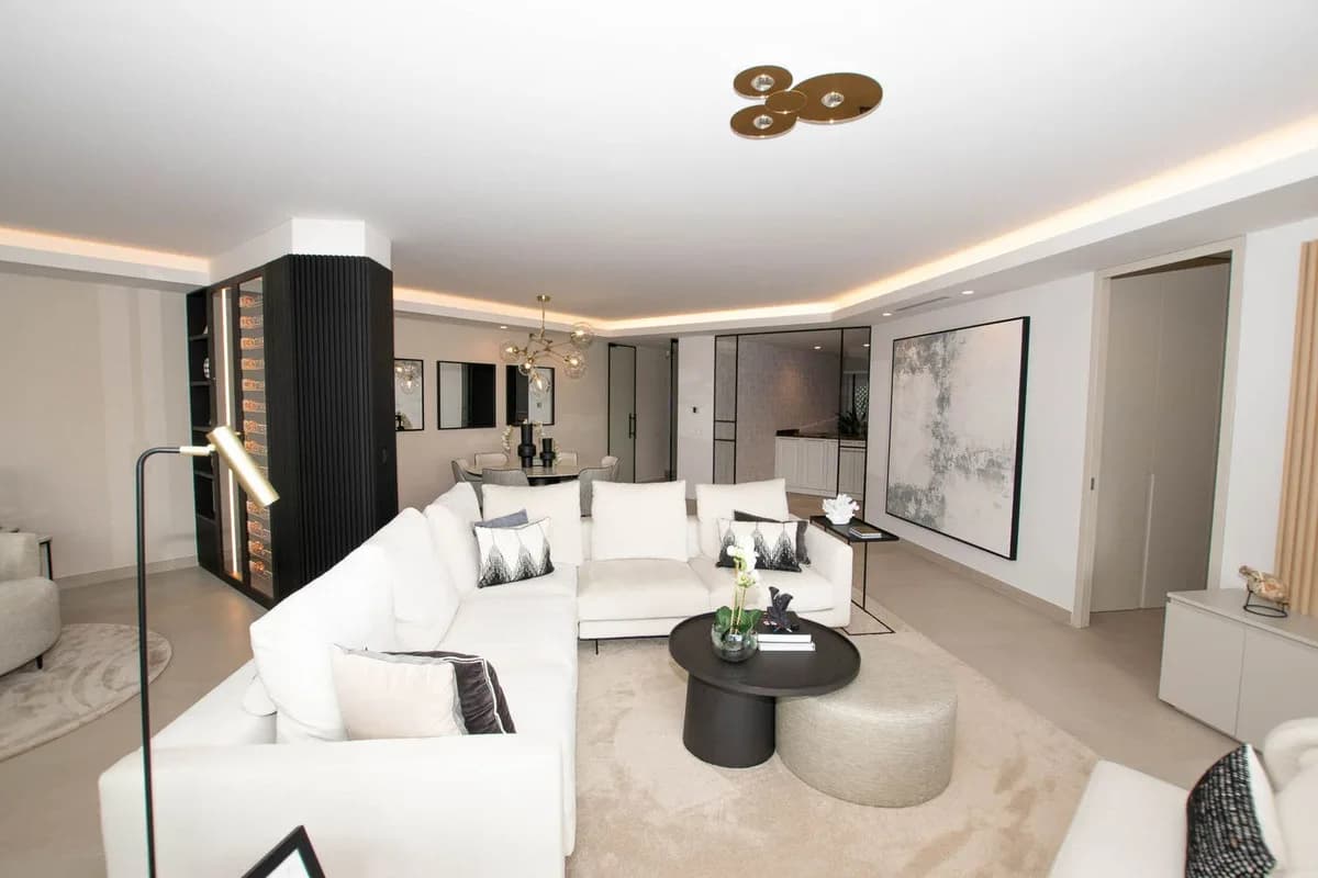 3 Bedroom Middle Floor Apartment for Sale in Puerto Banús, Málaga - Image 3