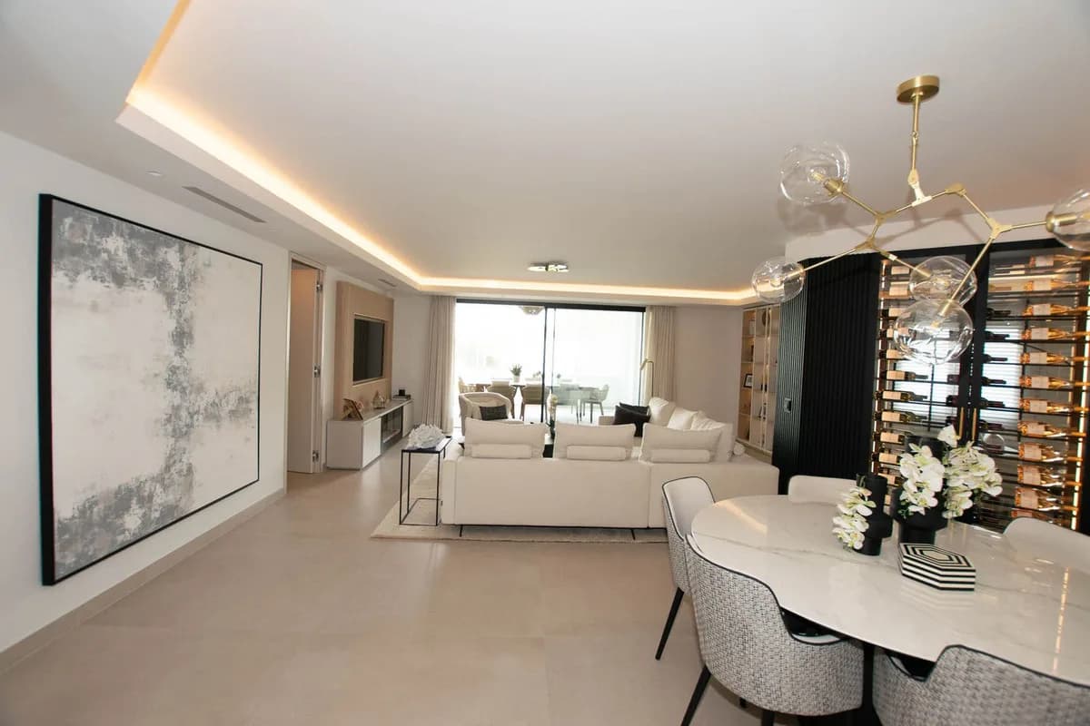 3 Bedroom Middle Floor Apartment for Sale in Puerto Banús, Málaga - Image 4