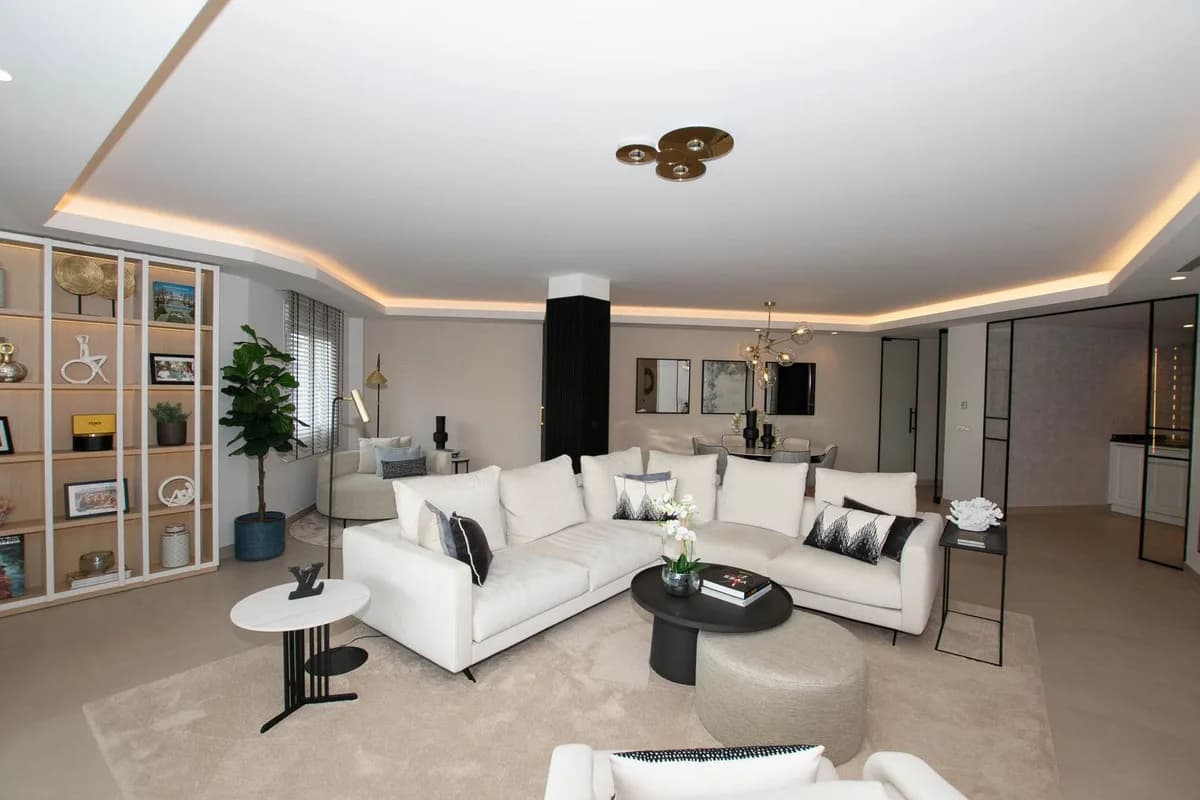 3 Bedroom Middle Floor Apartment for Sale in Puerto Banús, Málaga - Image 9