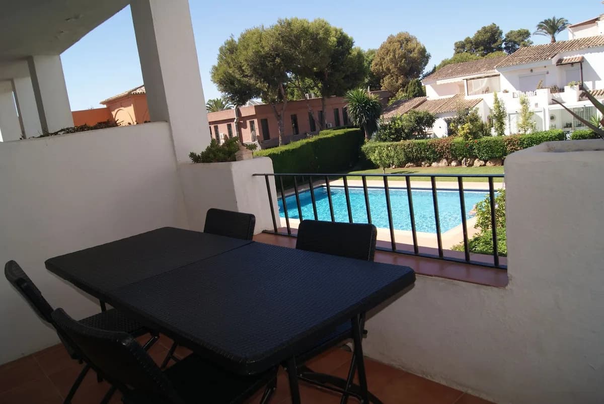 2 Bedroom Middle Floor Apartment for Sale in El Paraiso, Málaga - Image 2