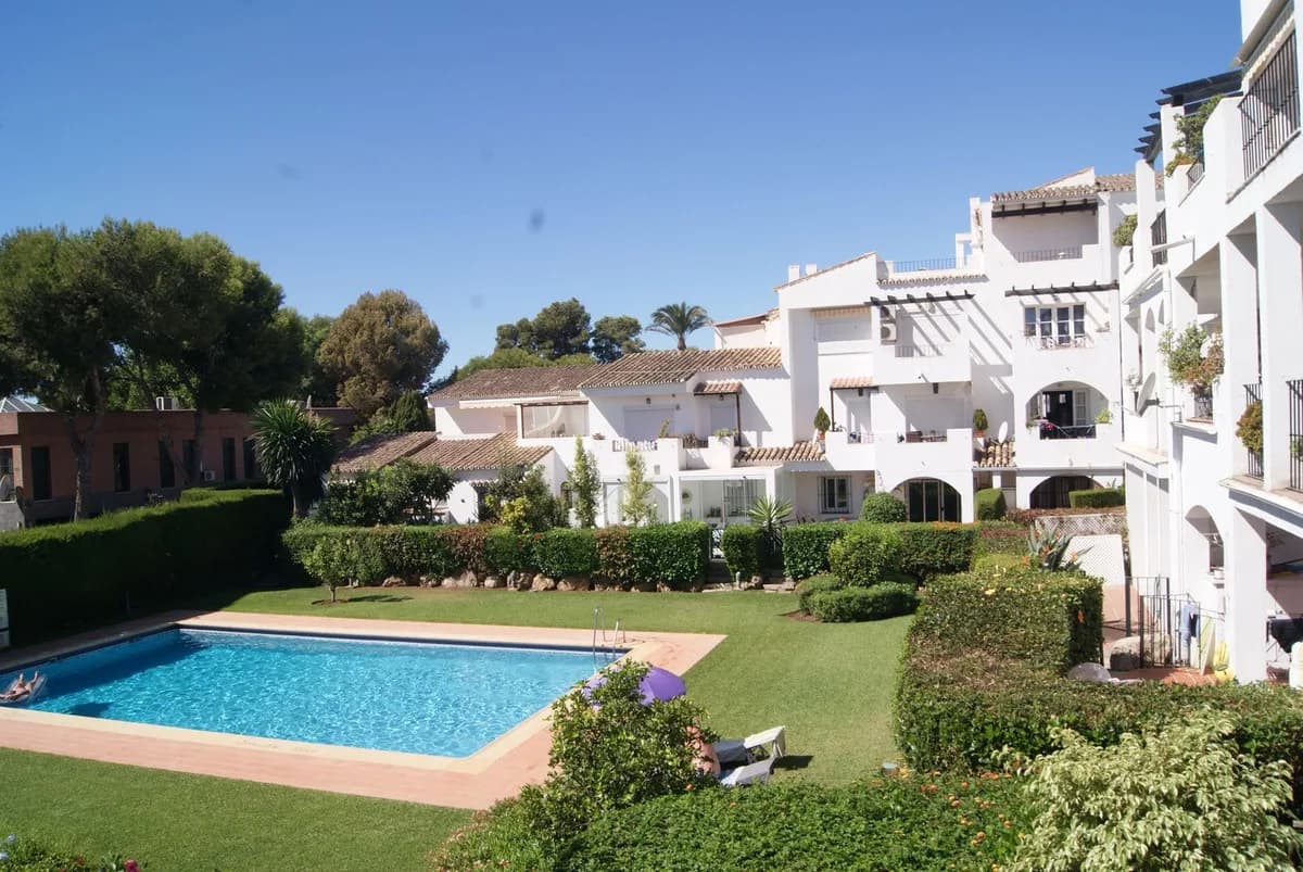 2 Bedroom Middle Floor Apartment for Sale in El Paraiso, Málaga - Image 5