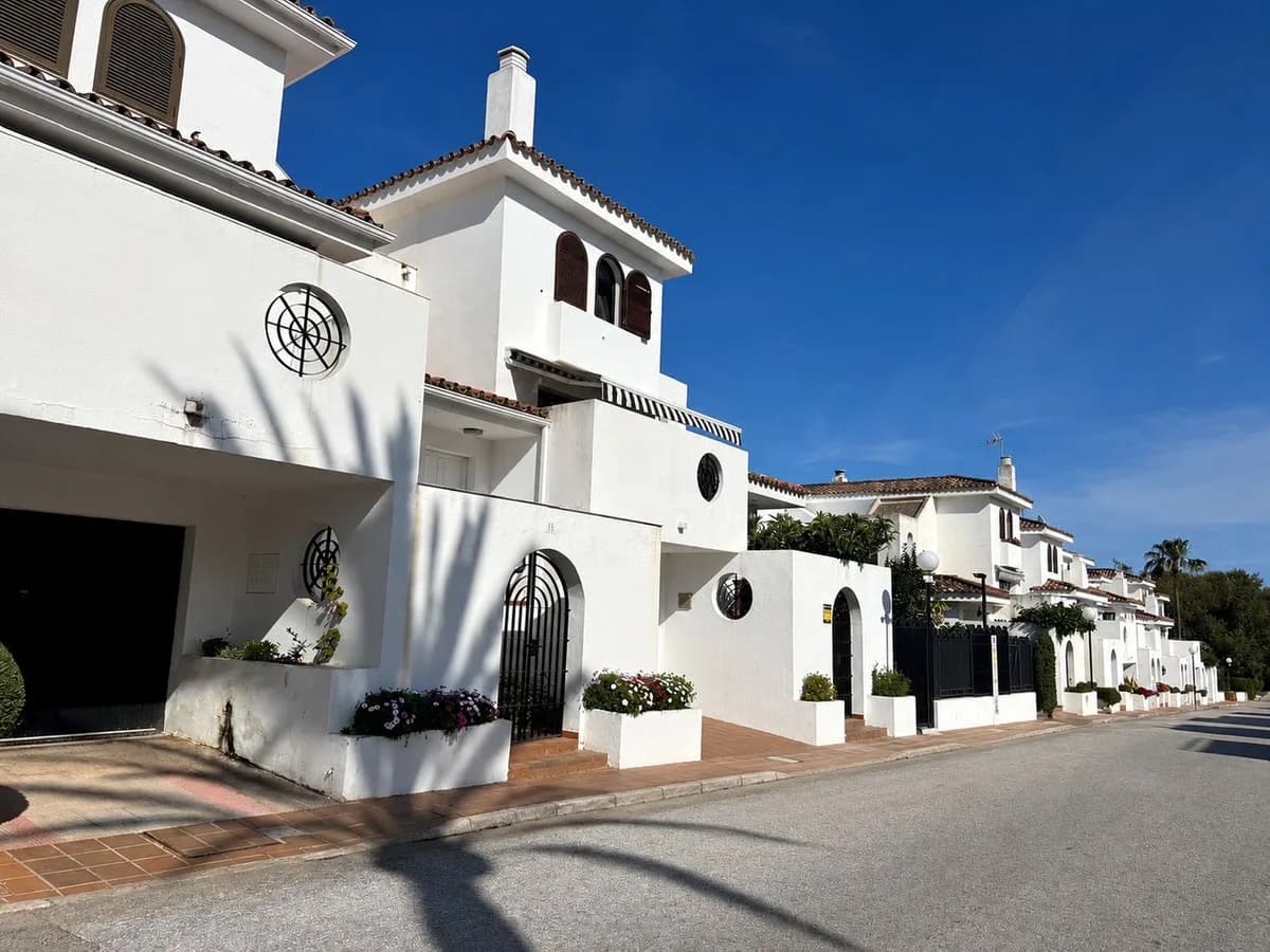 3 Bedroom Townhouse for Sale in New Golden Mile, Málaga